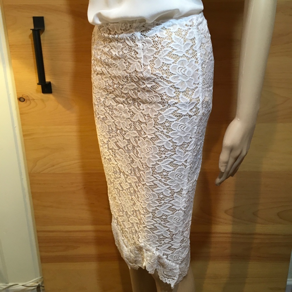 NWOT WHITE LACE NUDE LINED SKIRT - Picture 6 of 8